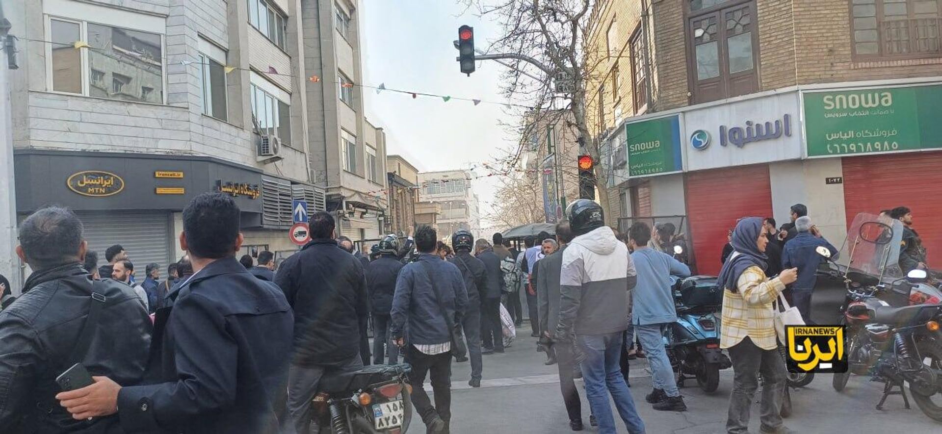 Жители Тегерана смотрят на дым от взрыва после заявления Израиля о нанесении превентивного удара по Ирану (28 февраля 2026). Тегеран - Sputnik Армения, 1920, 28.02.2026