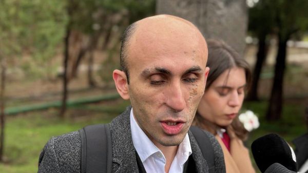 Экс-омбудсмен Карабаха Артак Бегларян общается с прессой на возложении цветов у хачкаров комплекса Цицернакаберд по случаю годовщины резни в Сумгаите (28 февраля 2026). Еревaн - Sputnik Армения