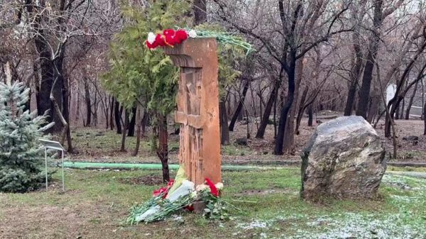 Այսօր Սումգայիթի ջարդերի զոհերի հիշատալի օրն է․ քաղաքացիները Ծիծեռնակաբերդում՝ խաչքար հուշարձանին ծաղիկներ են խոնարհել - Sputnik Արմենիա
