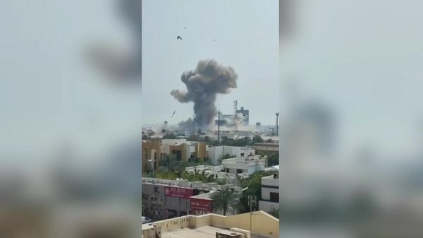 Момент прямого попадания иранских ракет в базу Пятого флота США в Бахрейне. - Sputnik Армения