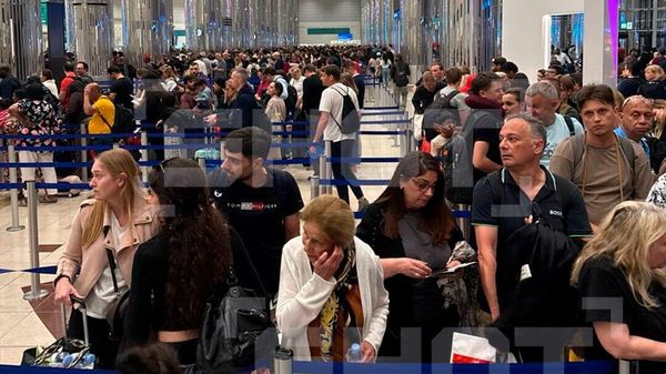Пассажиры в международном аэропорту Дубаи ждут вылета из страны (28 февраля 2026). ОАЭ - Sputnik Армения