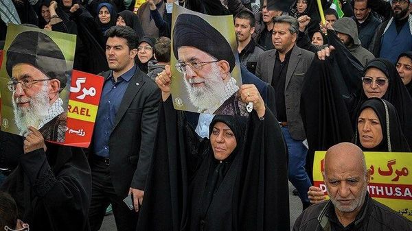 Жители Шираза собрались на площади Имама Хусейна, чтобы почтить память погибшего революционного лидера (1 марта 2026). Тегеран - Sputnik Армения