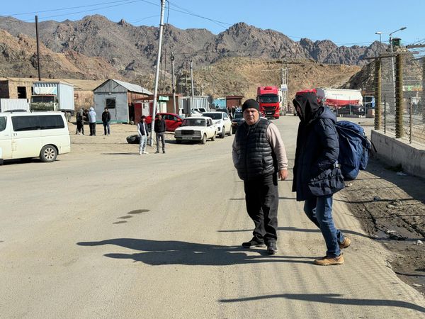 Իրանի նավթաբազայում աշխատող ՌԴ քաղաքացիները Մեղրիի անցակետում - Sputnik Արմենիա