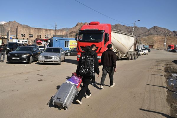Իրանում աշխատող տարբեր երկրների քաղաքացիները Մեղրիի անցակետում - Sputnik Արմենիա
