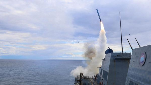 Американский эсминец класса Арли Берк USS Thomas Hudner запускает ракету Tomahawk для поражения наземных целей в рамках операции Эпическая ярость против Ирана (1 марта 2026) - Sputnik Արմենիա
