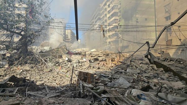 Обломки на месте  израильского авиаудара по Дахие, южному пригороду Бейрута, Ливан - Sputnik Армения