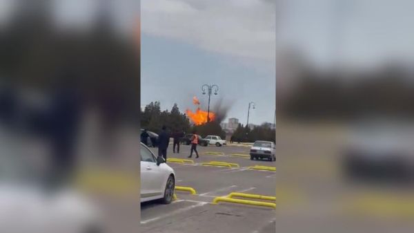 Азербайджанские СМИ утверждают, что ракеты и беспилотники, выпущенные из Ирана, упали на территорию аэропорта Нахиджевана.  - Sputnik Армения