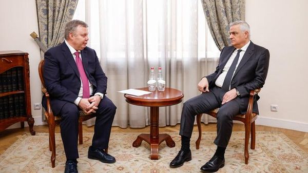 Вице-премьер Мгер Григорян принял первого заместителя генерального директора госкорпорации Росатом Кирилла Комарова (5 марта 2026). Еревaн Вице-премьер Мгер Григорян принял первого заместителя генерального директора госкорпорации Росатом Кирилла Комарова (5 марта 2026). Еревaн - Sputnik Армения