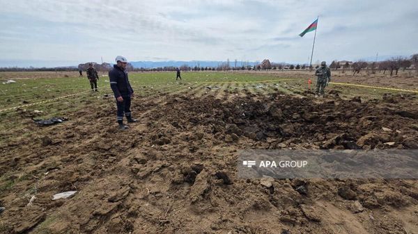 Сотрудники правоохранительных органов на месте падения иранского беспилотника недалеко от здания школы в селе Шекерабад (5 марта 2026). Нахиджеван - Sputnik Արմենիա