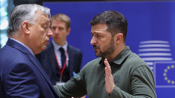 Президент Украины Владимир Зеленский беседует с премьер-министром Венгрии Виктором Орбаном во время круглого стола на саммите ЕС (27 июня 2024). Брюссель - Sputnik Армения