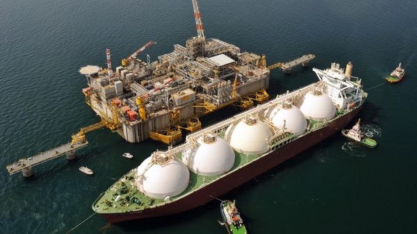 Танкер-газовоз компании QatarEnergy рядом с морской производственной платформой во время операций по отгрузке сжиженного природного газа - Sputnik Армения