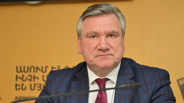 Торговый представитель России в Армении Сергей Соломин на пресс-конференции, посвященной открывающейся деловой миссии российских компаний (9 марта 2026). Еревaн - Sputnik Արմենիա
