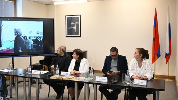 Пресс-конференция в преддверии старта нового проекта Первый Ереванский турнир по литературным дебатам имени Сильвы Капутикян среди школьников (11 марта 2026). Еревaн - Sputnik Армения