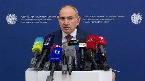 Премьер-министр Никол Пашинян проводит брифинг после заседания правительства (12 марта 2026). Еревaн - Sputnik Армения