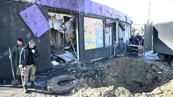 Сотрудники коммунальных служб ликвидируют последствия ракетного удара ВСУ (11 марта 2026). Брянск - Sputnik Армения