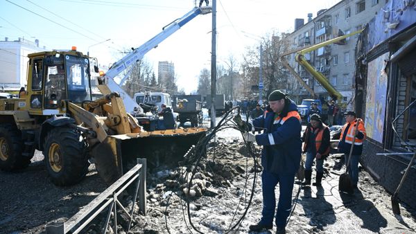 Сотрудники коммунальных служб ликвидируют последствия ракетного удара ВСУ (11 марта 2026). Брянск - Sputnik Армения