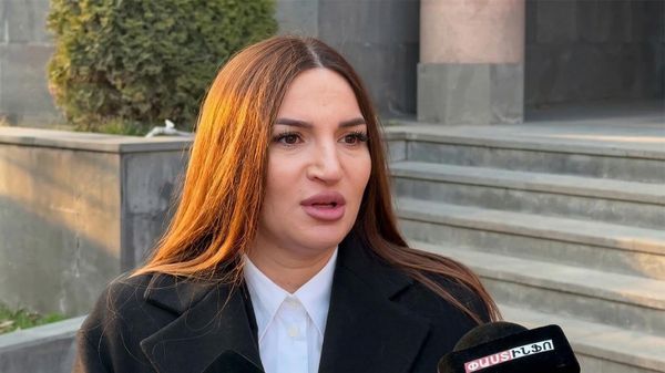 Адвокат Армине Фанян отвечает на вопросы журналистов у здания СК (13 марта 2026). Еревaн - Sputnik Армения