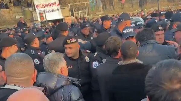 Ситуация у суда, где рассматривается вопрос о мере пресечения Самвелу Карапетяну - Sputnik Армения