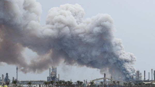 Дым поднимается после удара по нефтеперерабатывающему заводу BAPCO на острове Ситра в Бахрейне - Sputnik Армения