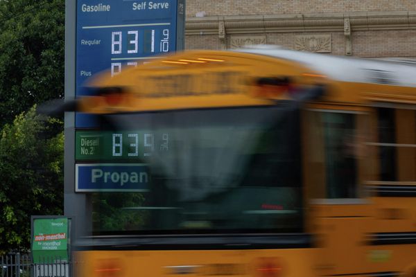 Высокие цены на бензин на автозаправочной станцииЛос-Анджелес, США - Sputnik Армения