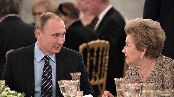Президент РФ Владимир Путин и вдова первого президента РФ Б. Ельцина Наина Ельцина - Sputnik Армения