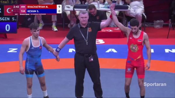Схватка за бронзу Манвела Хачатряна против турка на ЧЕ-U23 по греко-римской борьбе - Sputnik Армения