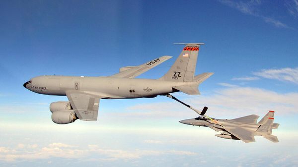 Истребитель F-15C Eagle заправляется самолетом-заправщиком KC-135 Stratotanker во время учений (25 февраля 2010) - Sputnik Армения