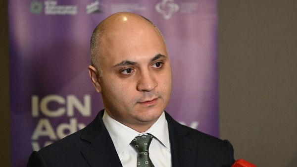 Председатель Комиссии по конкуренции и защите прав потребителей Гегам Геворгян отвечает на вопросы журналистов на открытии семинара по защите интересов в сфере конкуренции (16 марта 2026). Еревaн - Sputnik Армения