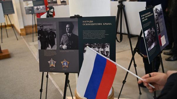 Открытие тематической выставки Крым. 80-летие подвига, приуроченной ко Дню воссоединения Крыма с Россией (18 марта 2014 года). Еревaн - Sputnik Армения