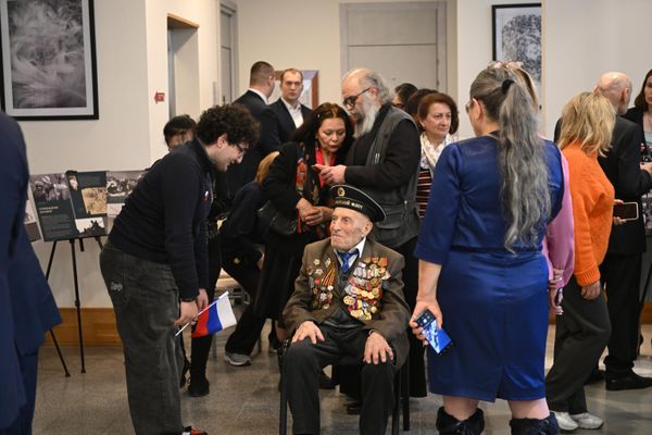 Ներսես Սիմոնյանը «Ղրիմ. սխրանքի 80–ամյակը» ցուցահանդեսի ժամանակ - Sputnik Արմենիա