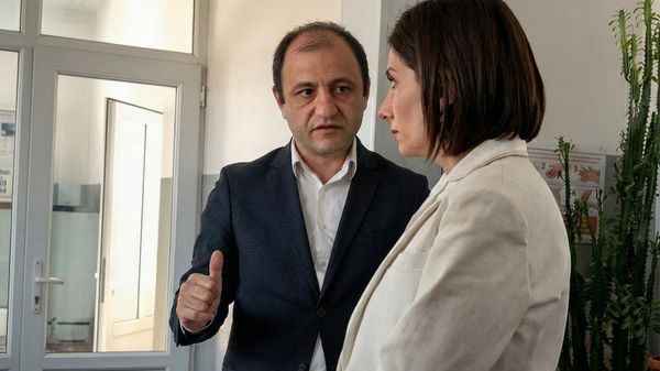 Директор МЦ Веди Арамаис Григорян беседует с министром здравоохранения Анаит Аванесян (13 марта 2025). Веди - Sputnik Армения