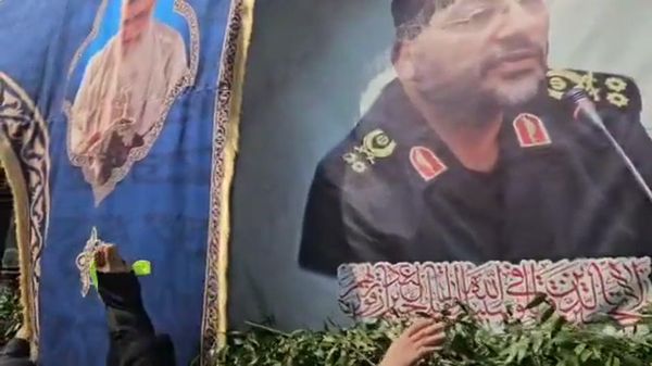 В Иране проходят похороны секретаря Совбеза Али Лариджани, его сына, и командующего силами «Басидж» Гулама Резы Солеймани - Sputnik Армения