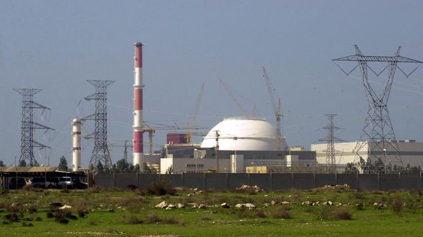 Здание реактора иранской атомной электростанции и столбы электропередач в Бушере (27 февраля 2005). Иран - Sputnik Армения