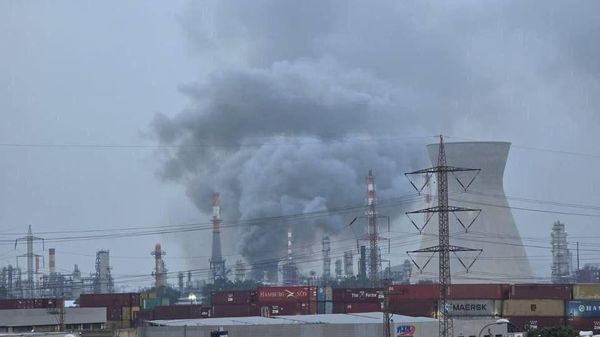Иран нанес ракетный удар по Хайфе, атакованы НПЗ и электроподстанция (19 марта 2026). Израиль - Sputnik Армения