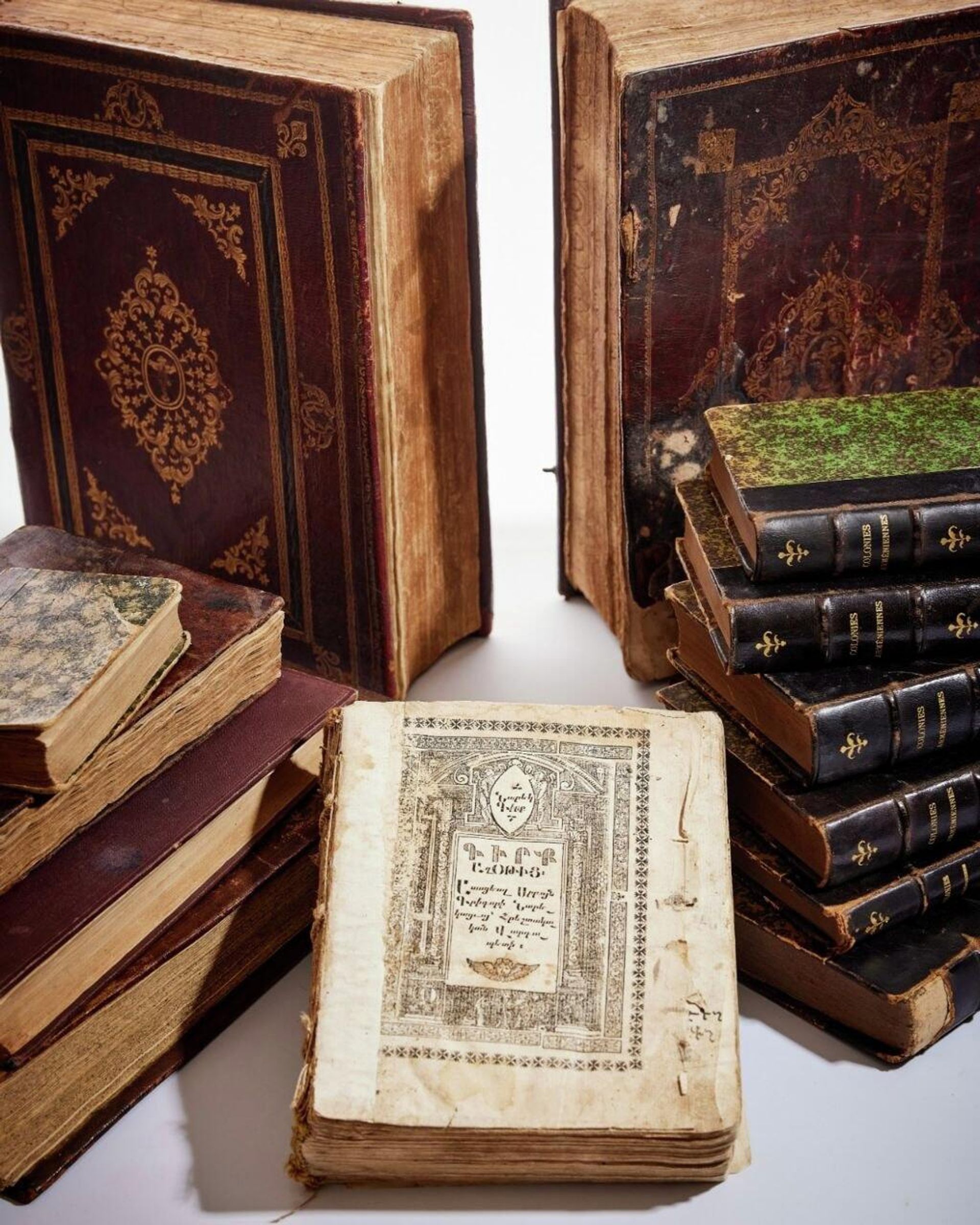 Редкие книги и рукописи из восточного книжного магазина Гранта Самуэляна, приобретенные на аукционе и переданные в дар фонду развития Керона компанией Wilco - Sputnik Արմենիա, 1920, 20.03.2026