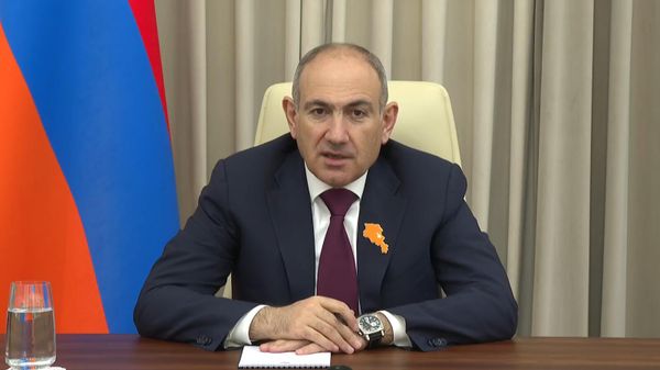 Премьер-министр Никол Пашинян во время видеообращения - Sputnik Армения