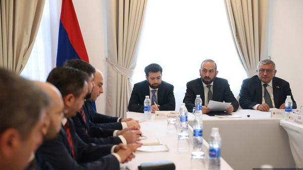 Глава МИД Арарат Мирзоян на встрече с главами армянских дипломатических миссий, аккредитованных в арабских странах (19 марта 2026). Маскат - Sputnik Армения