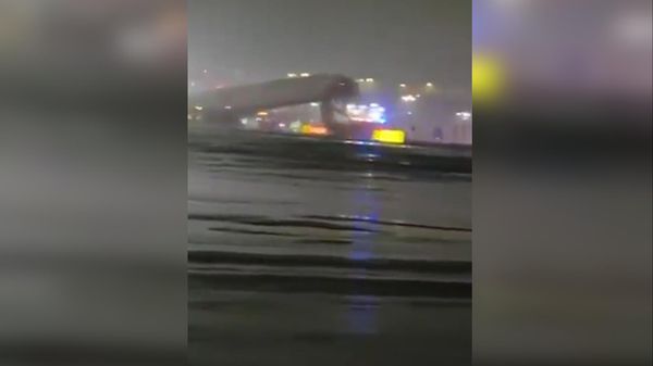 Самолет столкнулся с пожарной машиной на взлетно-посадочной полосе в аэропорту Ла-Гуардия в Нью-Йорке - Sputnik Армения