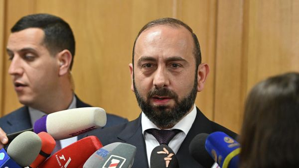 Министр иностранных дел Арарат Мирзоян отвечает на вопросы журналистов после очередного заседания Постоянного комитета по иностранным делам НС РА (23 марта 2026). Еревaн - Sputnik Армения
