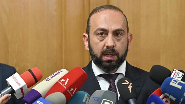 Министр иностранных дел Арарат Мирзоян отвечает на вопросы журналистов после очередного заседания Постоянного комитета по иностранным делам НС РА (23 марта 2026). Еревaн - Sputnik Армения