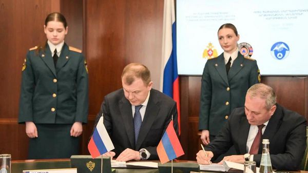 Делегация во главе с директором спасательной службы МВД-заместителем министра внутренних дел Арамом Казаряном приняла участие в заседании правления Российско-Армянского центра гуманитарного реагирования в Москве - Sputnik Армения