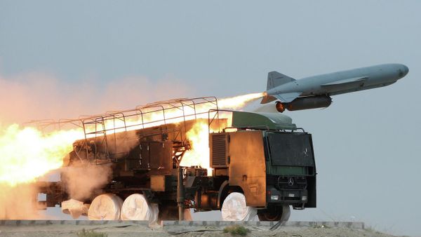 Запуск ракеты класса земля-море Saegheh Корпусом стражей исламской революции во время маневров в восточной части Ормузского пролива - Sputnik Армения
