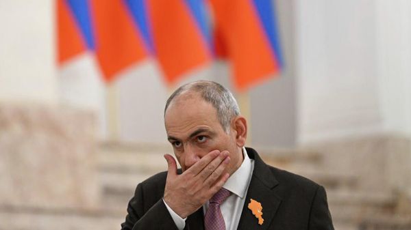 Премьер-министр Никол Пашинян выходит к журналистом после заседания правительства (25 марта 2026). Еревaн - Sputnik Армения