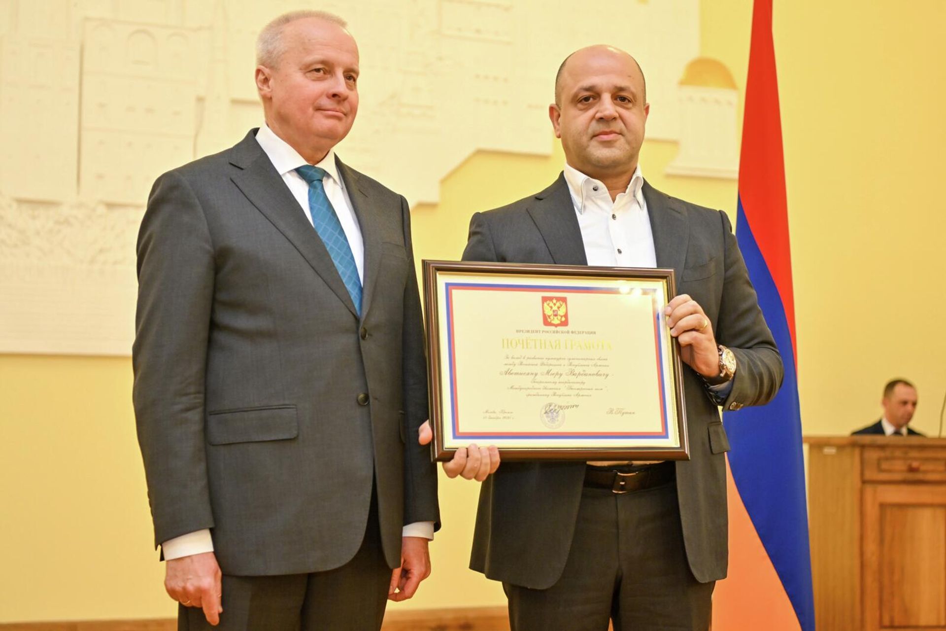 Посол РФ Сергей Копыркин вручает почетную грамоту президента России за заслуги в укреплении дружбы и сотрудничества между двумя странами генкоординатору Международного движения Бессмертный полк Мгеру Аветисяну на торжественной церемонии вручения гос.наград и благодарностей (26 марта 2026). Еревaн Посол РФ Сергей Копыркин вручает почетную грамоту президента России за заслуги в укреплении дружбы и сотрудничества между двумя странами генкоординатору Международного движения Бессмертный полк Мгеру Аветисяну на торжественной церемонии вручения гос.наград и благодарностей (26 марта 2026). Еревaн - Sputnik Արմենիա, 1920, 26.03.2026