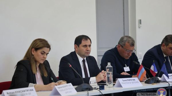 Министр обороны Сурен Папикян встретился с представителями французских оборонных компаний в рамках организации Движение международных французских предприятий (26 марта 2026). Париж - Sputnik Армения