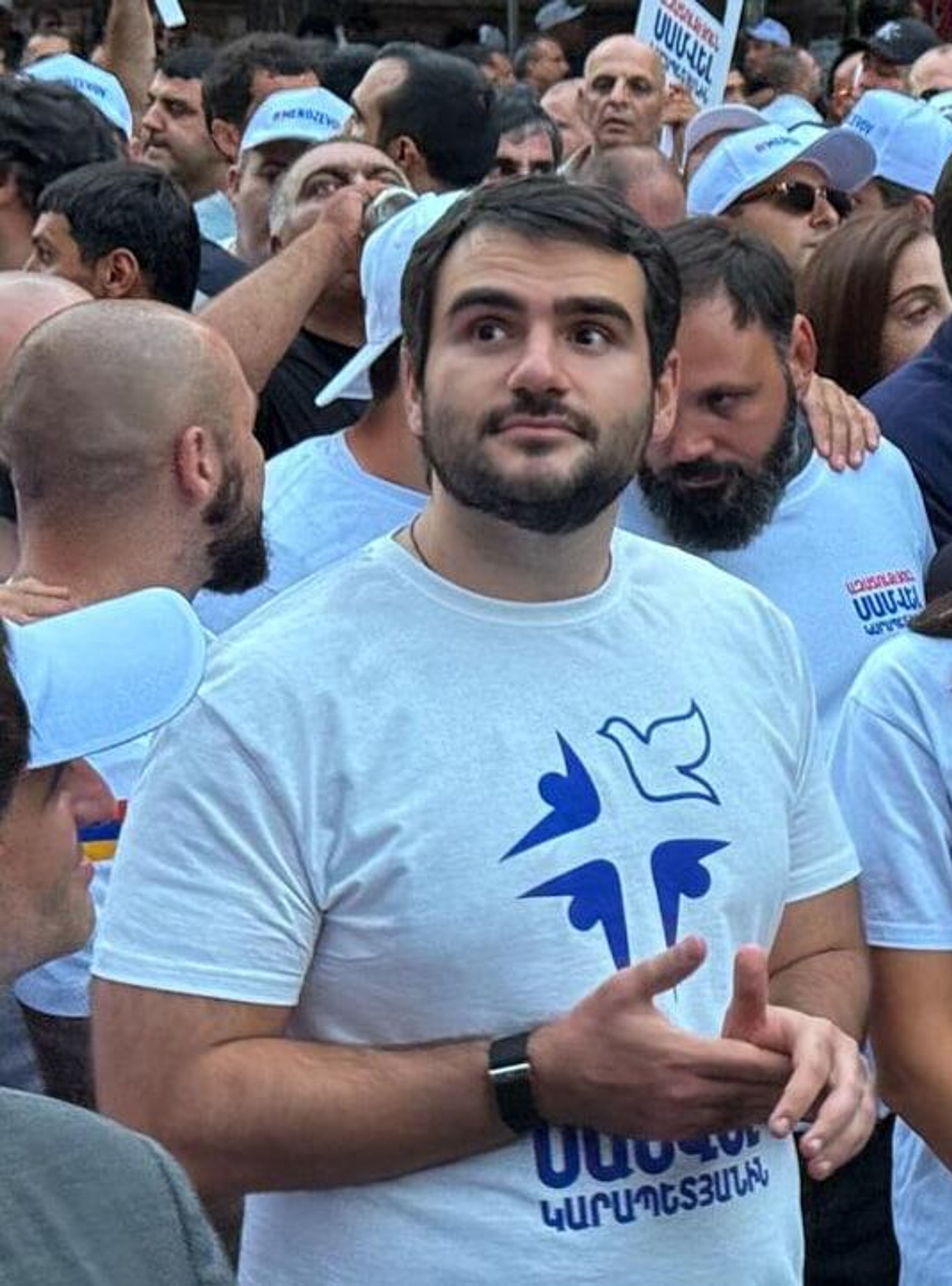 Карен и Тата Карапетяны во время шествия в рамках акции в защиту Самвела Карапетяна (4 июля 2025). Ереван - Sputnik Армения, 1920, 28.03.2026