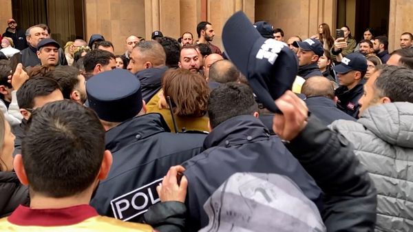 Полиция задерживает граждан во дворе церкви Святой Анны после инцидента с премьер-министром (29 марта 2026). Еревaн - Sputnik Армения