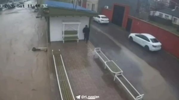 Абдурахман Абдурахманов спасает девочку, которую чуть не унесло водой в Махачкале - Sputnik Армения