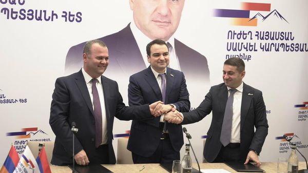 «Ուժեղ Հայաստան» կուսակցության խորհրդի անդամ Նարեկ Կարապետյանը դաշինքի ստեղծման վերաբերյալ հուշագիր է ստորագրել «Նոր դարաշրջան» կուսակցության նախագահ Հարություն Հարությունյանի և «Միավորված հայեր» կուսակցության պատվավոր նախագահ, լիազոր ներկայացուցիչ Նաիրի Սարգսյանի հետ - Sputnik Արմենիա