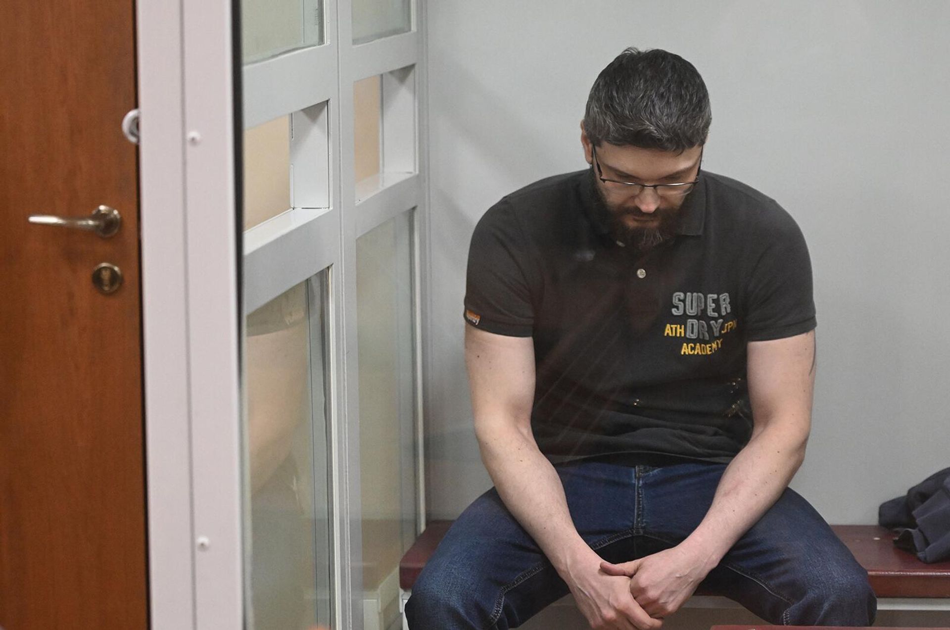Пасынок рок-музыканта Стаса Намина Роман Ткаченко, обвиняемый в убийстве сводного брата и родной бабушки, во время оглашения приговора в Московском областном суде (31 марта 2026). Красногорск - Sputnik Армения, 1920, 31.03.2026